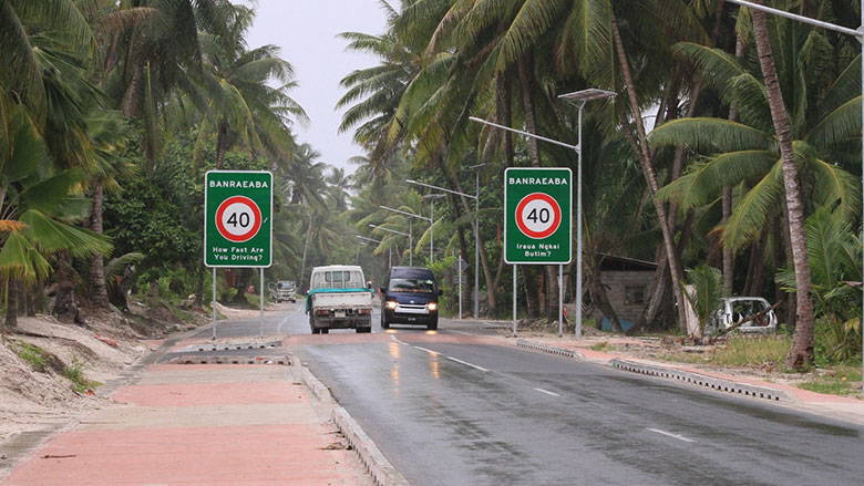The South Tarawa Road Photo: Evan Wasuka/World Bank