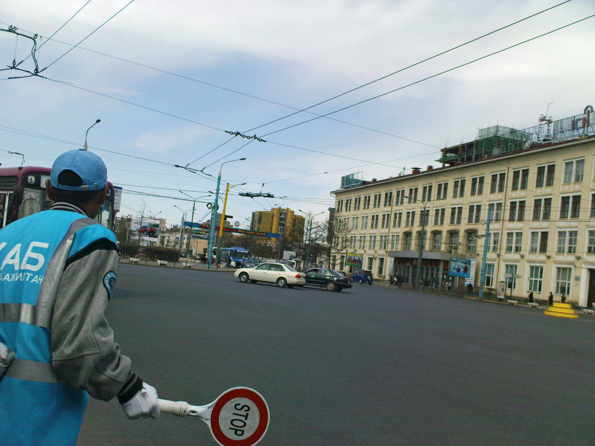 Managing traffic in central Ulaanbaatar, Mongolia. Photo: Dave Lawrence / World Bank